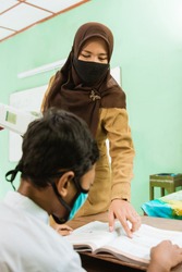 a portrait of teacher teaching activities in pandemic situation using health masks