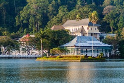Bogambara lake and the Temple of Sacred Tooth Relic in Kandy, Sri Lanka