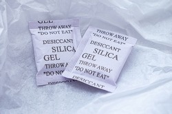 Packets of silica gel with descriptions 