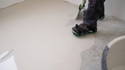 Leveling liquid floors with a trowel. Spreading self leveling compound with trowel. Self-leveling epoxy. Leveling with a mixture of cement floors.