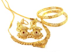 Wedding gold jewelry for Indian bride