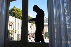 A burglar tries to break in a house