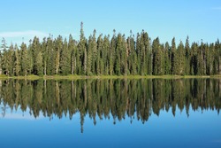 A pristine mountain lake in the high mountains of Washington