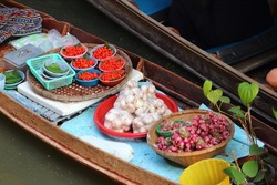 Thai vegetable vendor - boat restaurant at Damnoen Saduak floating market, Thailand.