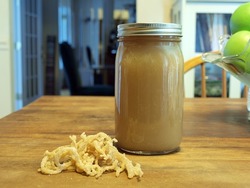 photo of sea moss in a natural, dry state and in a gel form.