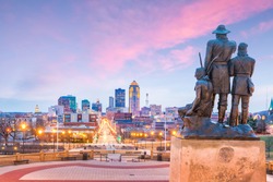 Des Moines Iowa skyline in USA with The Pioneer of the former territory statue (more than 60 years old statue) it was completed in 1892