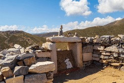 Homer’s Tomb is located in the northern part of Ios Island, near the beach of Plakotos in the Cyclades.