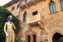 Bronze statue of Juliet and balcony by Juliet house, Verona, Italy. Casa di Giulietta is nothing more than a romantic fantasy. Romeo and Juliet never lived in Verona, Italy.  Architecture of Italy. 