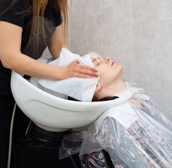 wipe the hair with disposable towel after shampooing. hair coloring.