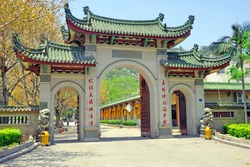 China Xiamen Nanputuo temple door