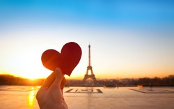 heart in hands, romantic vacations in Paris