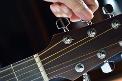 Hand tuning a guitar from headstock