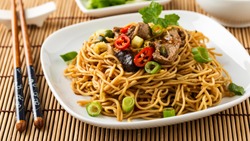 Lo mein with vegetables, mushrooms and soy filets.