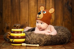 Newborn baby in a knitted cap bears.