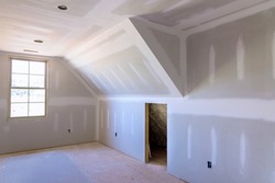 Laid plastering gypsum on the walls and ceiling of a newly built house to drywall seams