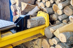 Automated processing splitter machine equipment by splitting firewood logs