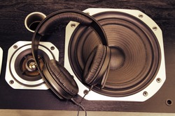 Headphones on stereo speakers