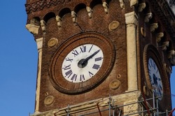 Clock: allegory of time that passes, flows, prizes for everyone. Civic clock on a neo-Romanesque tower, with elements in marble and exposed brick.