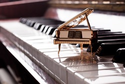  Statuette grand piano keyboard closeup
