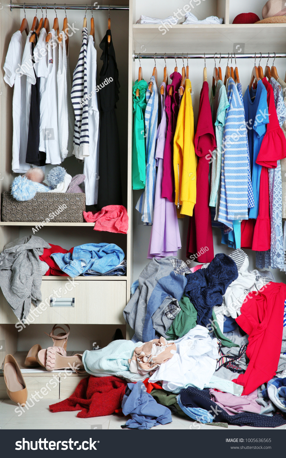 очень много одежды в шкафу