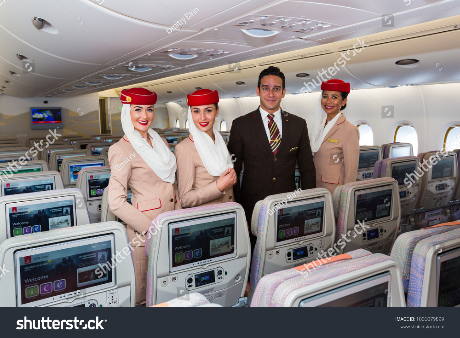 Сайт эмиратские авиалинии. Emirates Airlines 777. Airbus a380 стюардесса. Эмирейтс бортпроводники. Экипаж Эмирейтс 380.