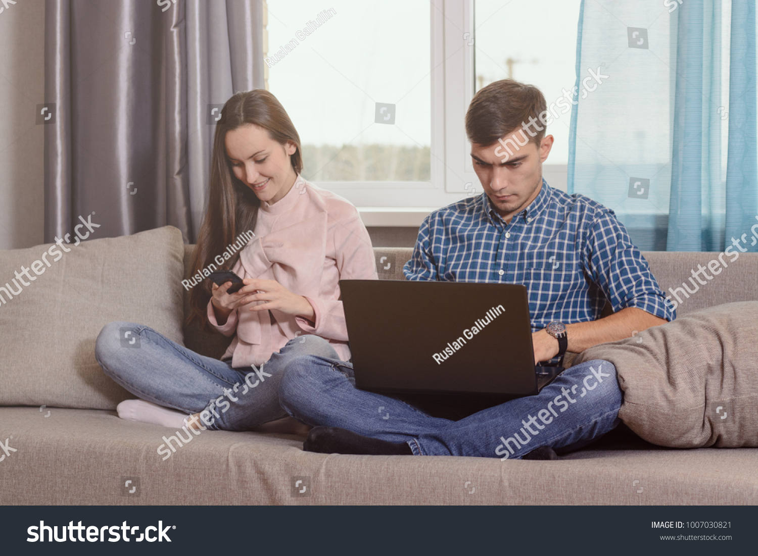 Брат с сестрой сидят на диване