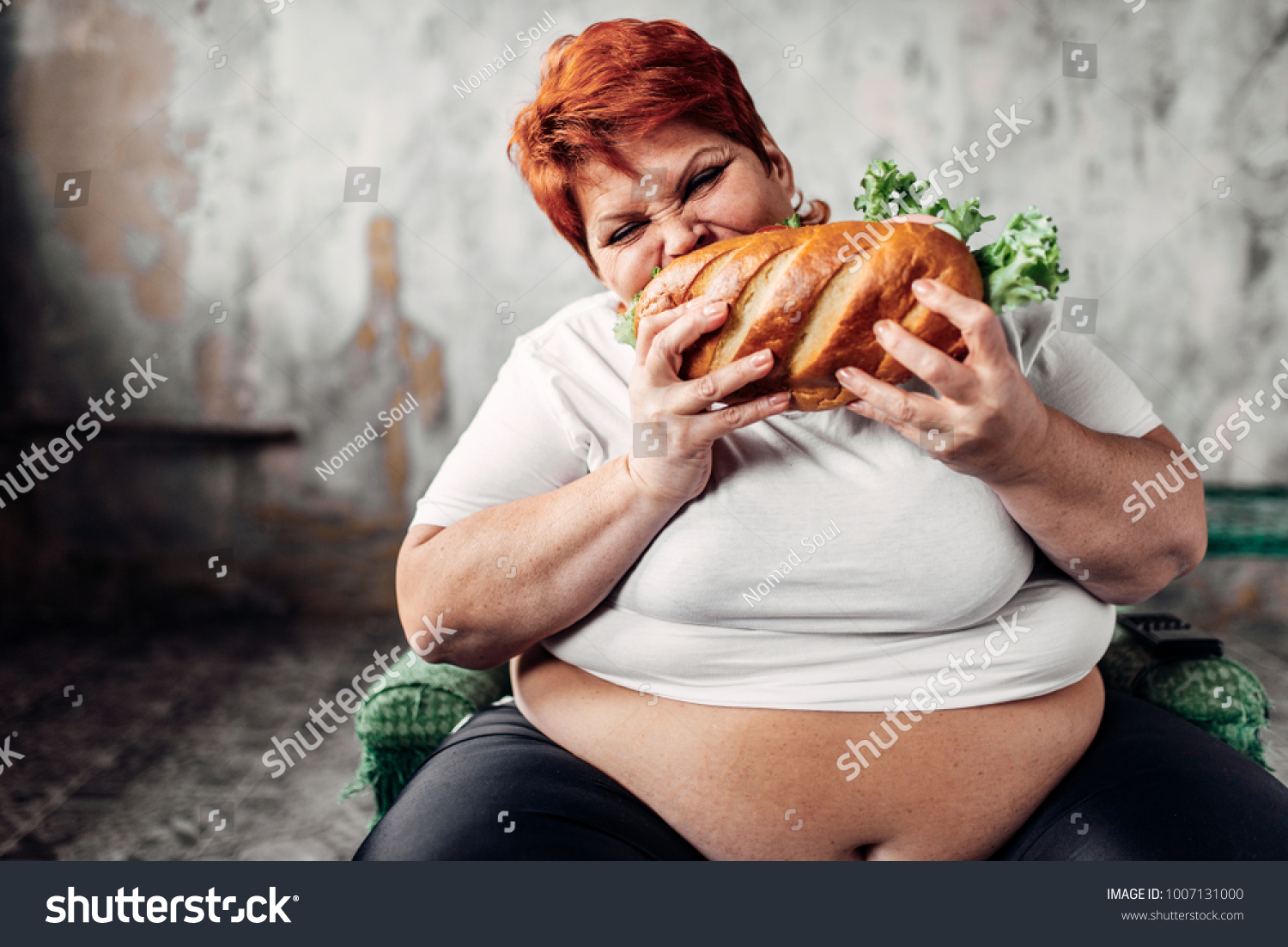 Fett-Frau sitzt im Stuhl und isst Stockfoto 1007131000 Shutterstock.