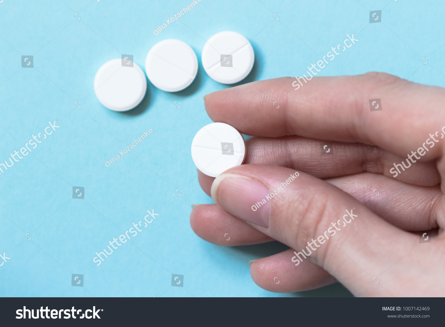 Female Hand Whire Circle Pill Blue Foto Stok 1007142469 Shutterstock.