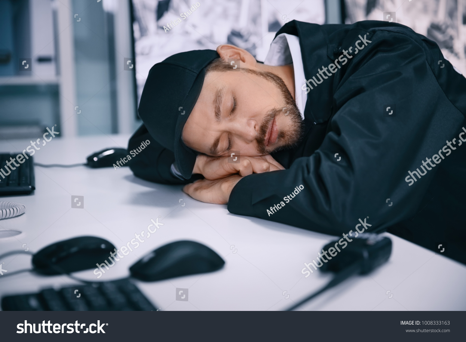Охранник спит на рабочем месте