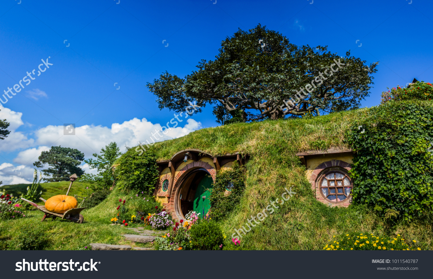 Little Hobbit Town Matamata New Zealand Stock Photo 1011540787 ...