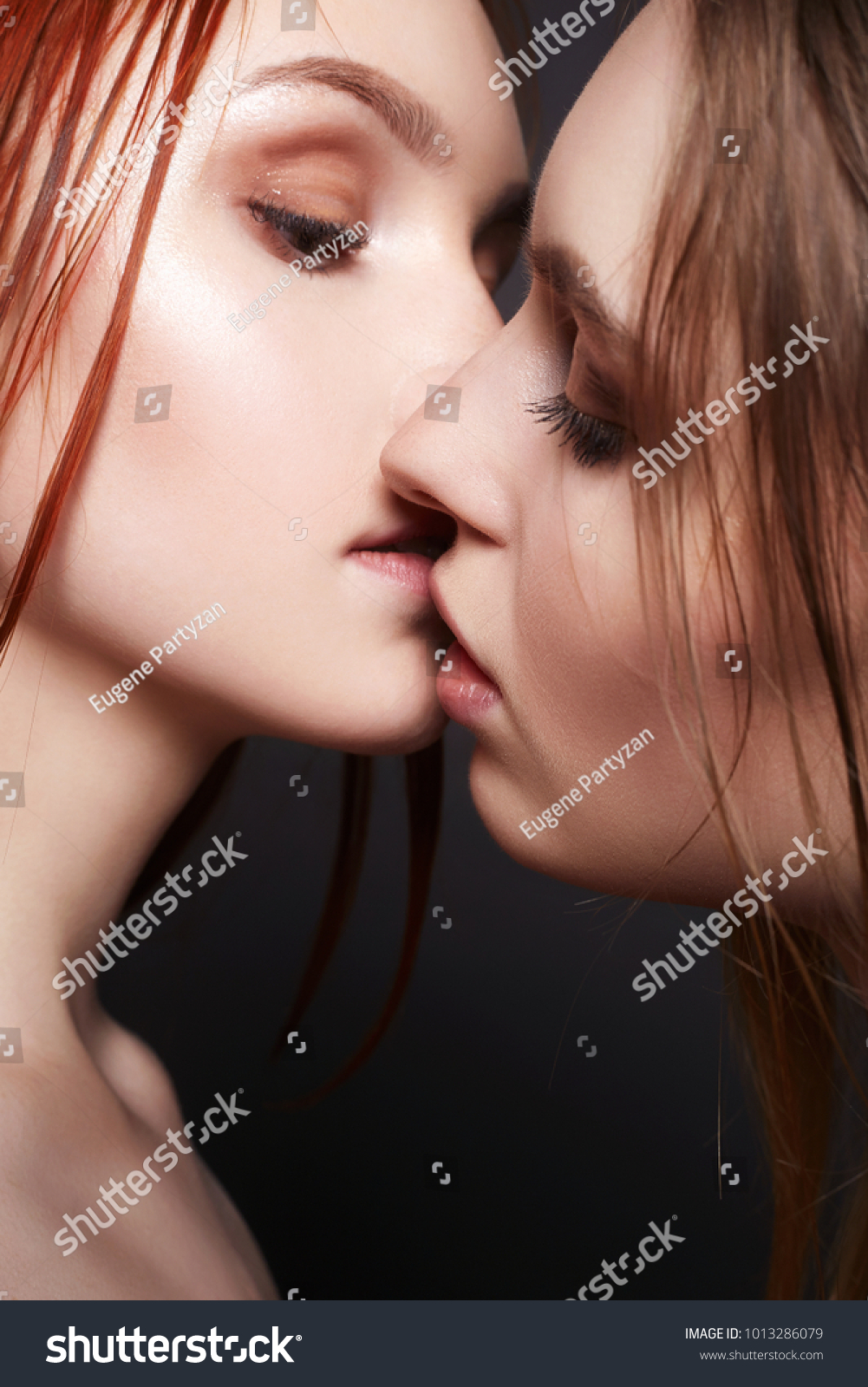 zwei Mädchen küssen sich. sinnlicher Kuss: Stockfoto (Jetzt bearbeiten) 101...