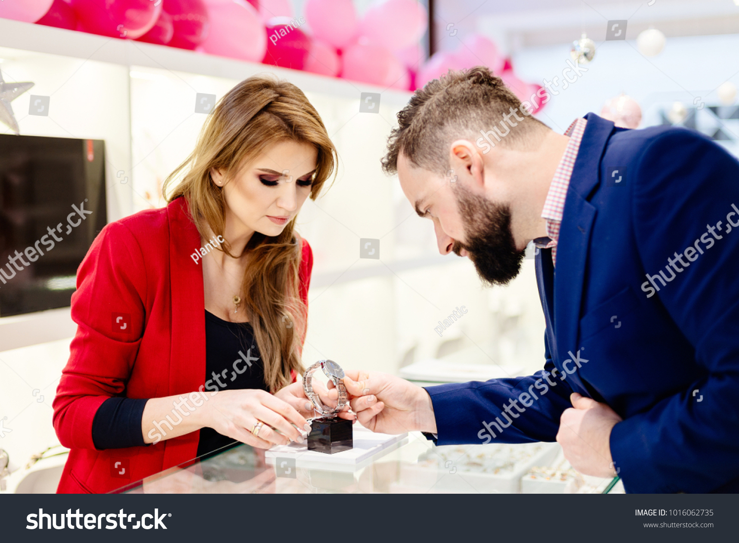 Заказываем мужа видео. Покупатель в ювелирном магазине. Мужчина в ювелирном магазине. Парень в ювелирном салоне. Мужчина выбирает кольцо в ювелирном магазине.
