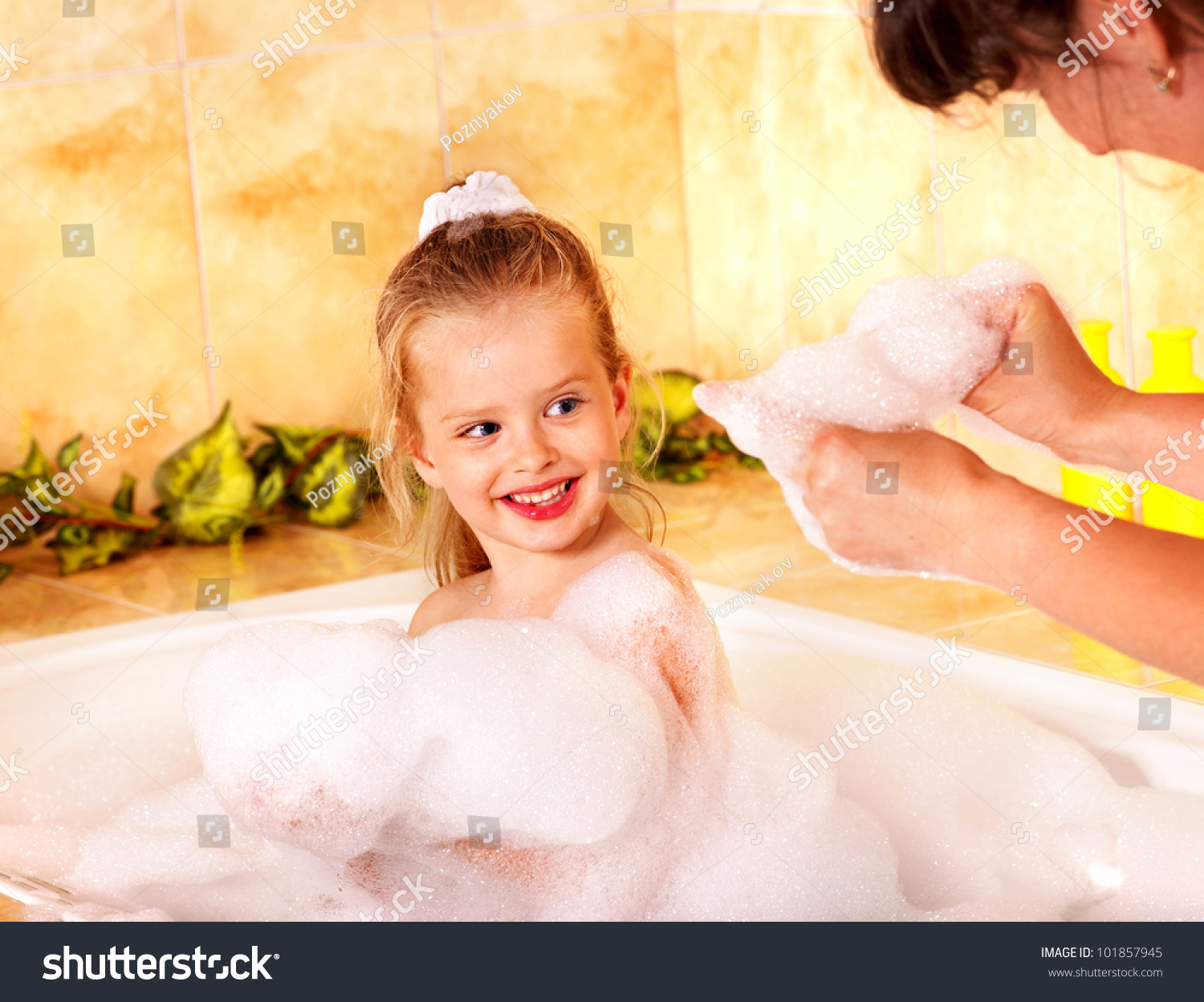 Русские купаются в ванной. Сестричка в ванной. Девочки 12 лет стоковые картинки в ванной. Голышом дочка в ванной купается. Tub stock photo.