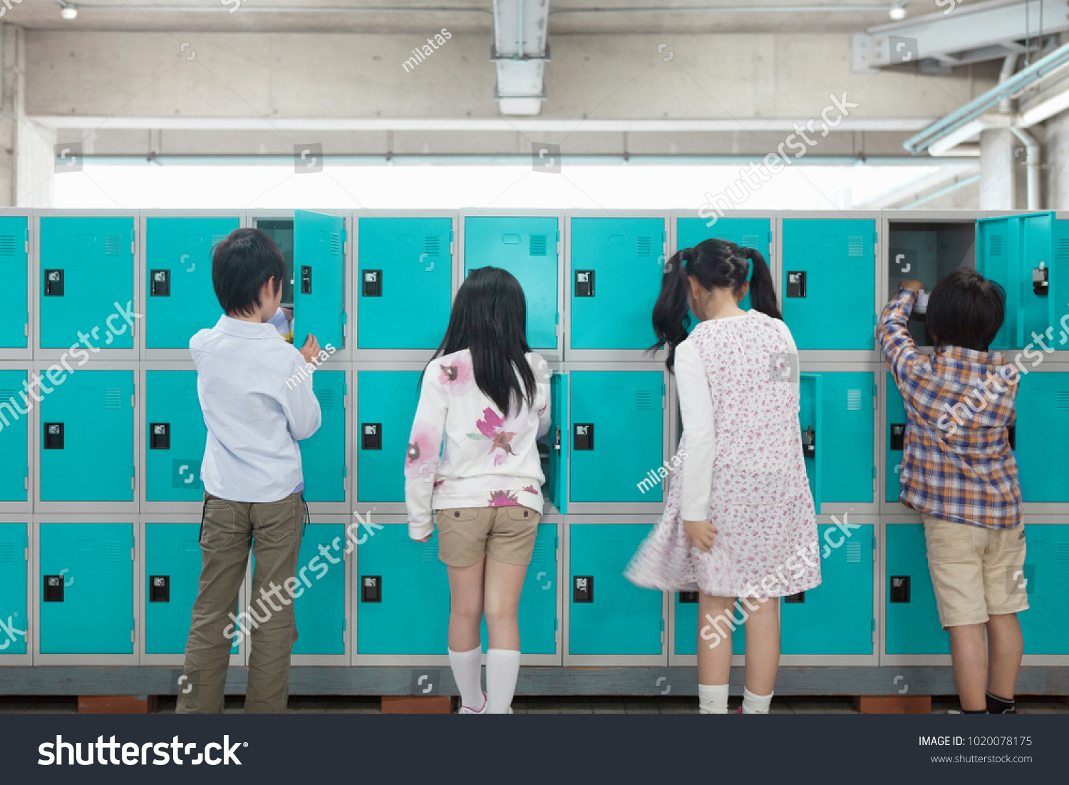 Changing school. Elementary School spycam. Стиралочки в школе. School Locker Room Peeping. Japan School changing Room.