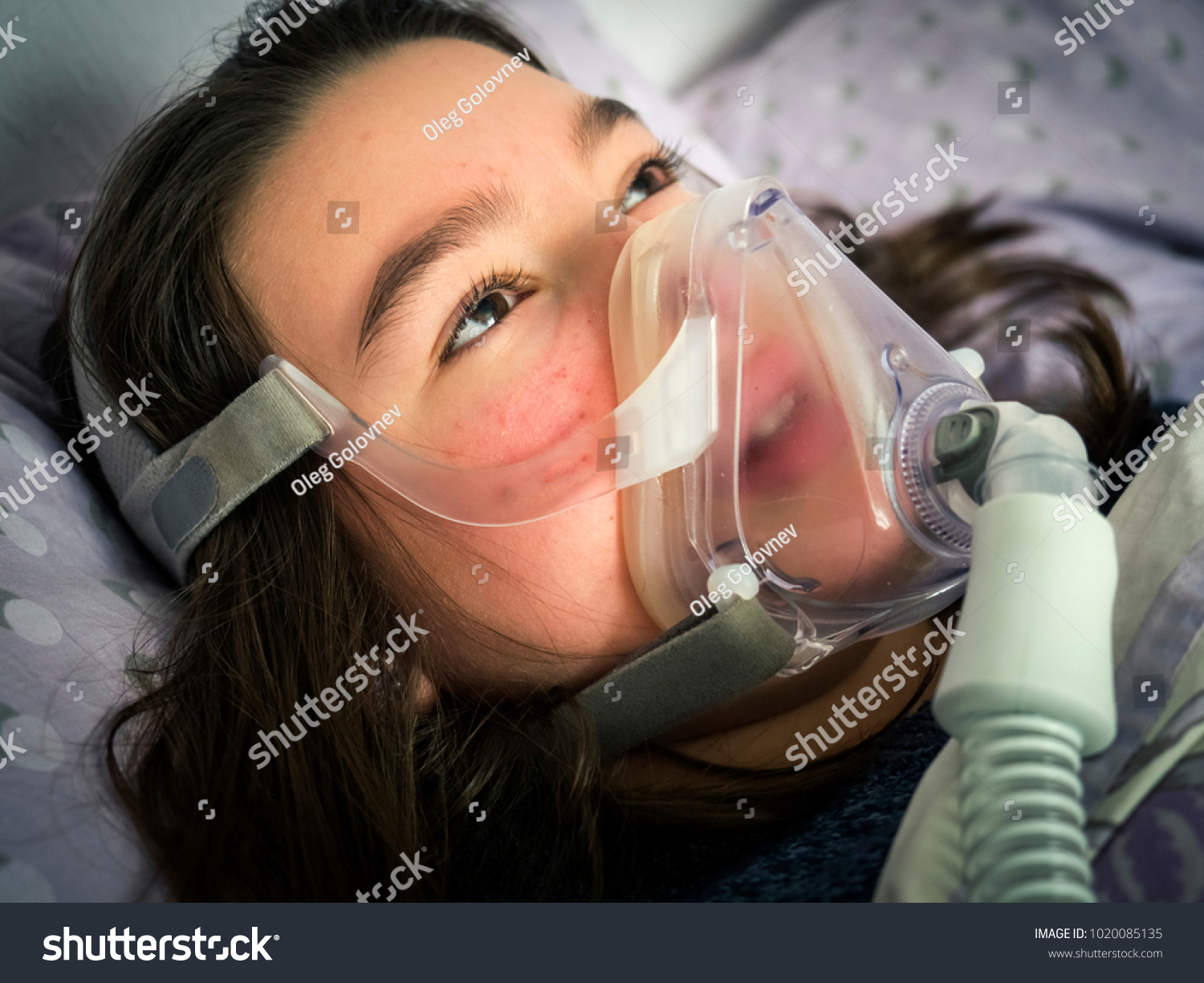Девушка в кислородной маске