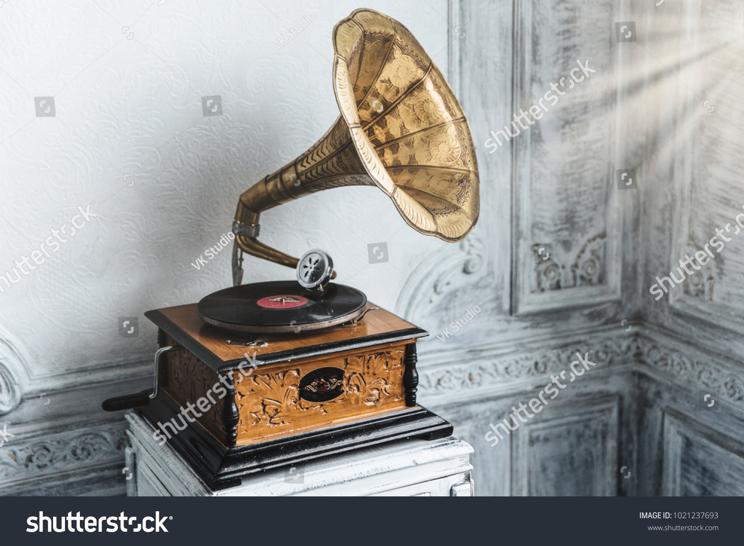 Music Device Old Gramophone Plate Vinyl Stock Photo 1021237693 ...