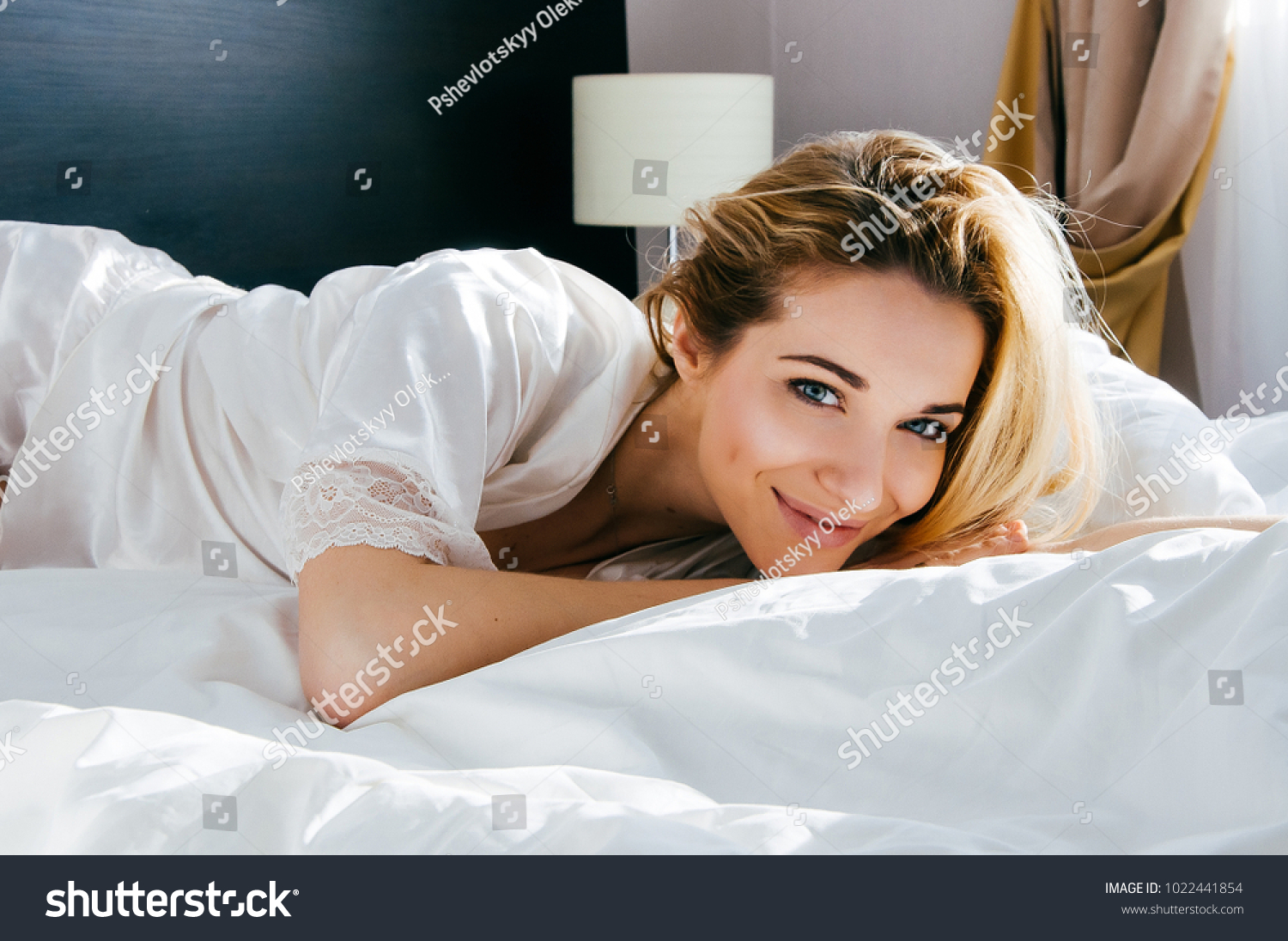 910 張 Sexual Blond Woman Lying Naked In Bed 圖片、庫存照片和向量圖 Shutterstock