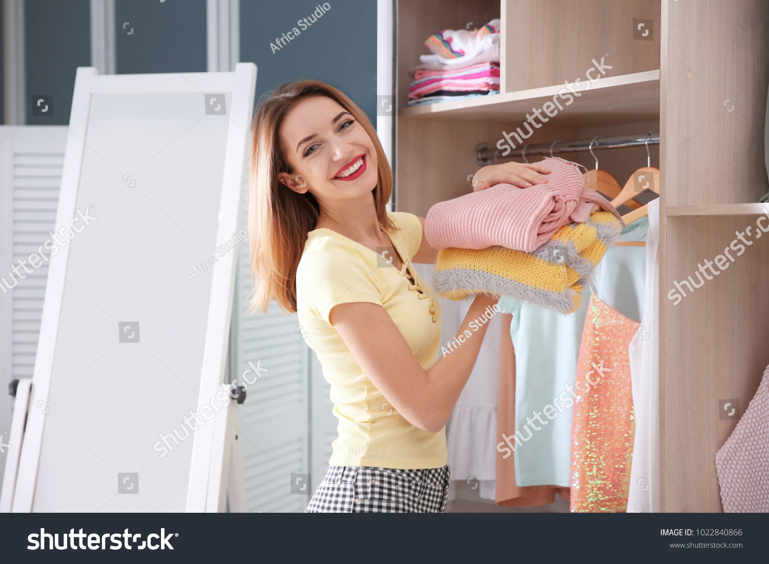 Девушка в шкафу