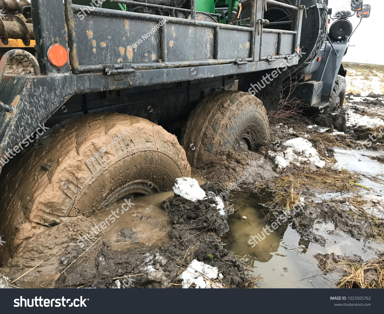 big trucks mudding