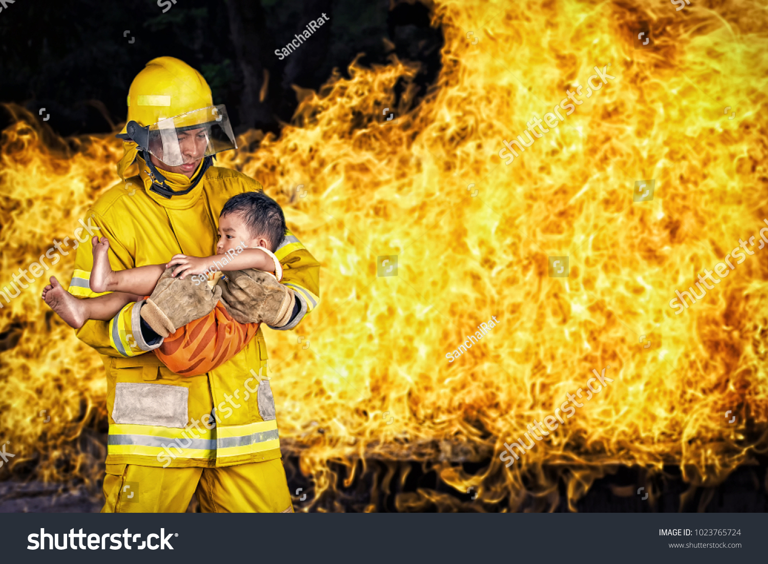 Firefighter Rescue Fireman Save Child Fire Stock Photo 1023765724 ...