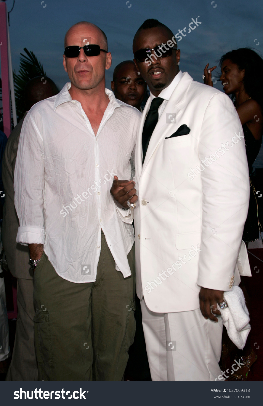 4 Bruce willis and sean 'diddy' combs Images, Stock Photos & Vectors