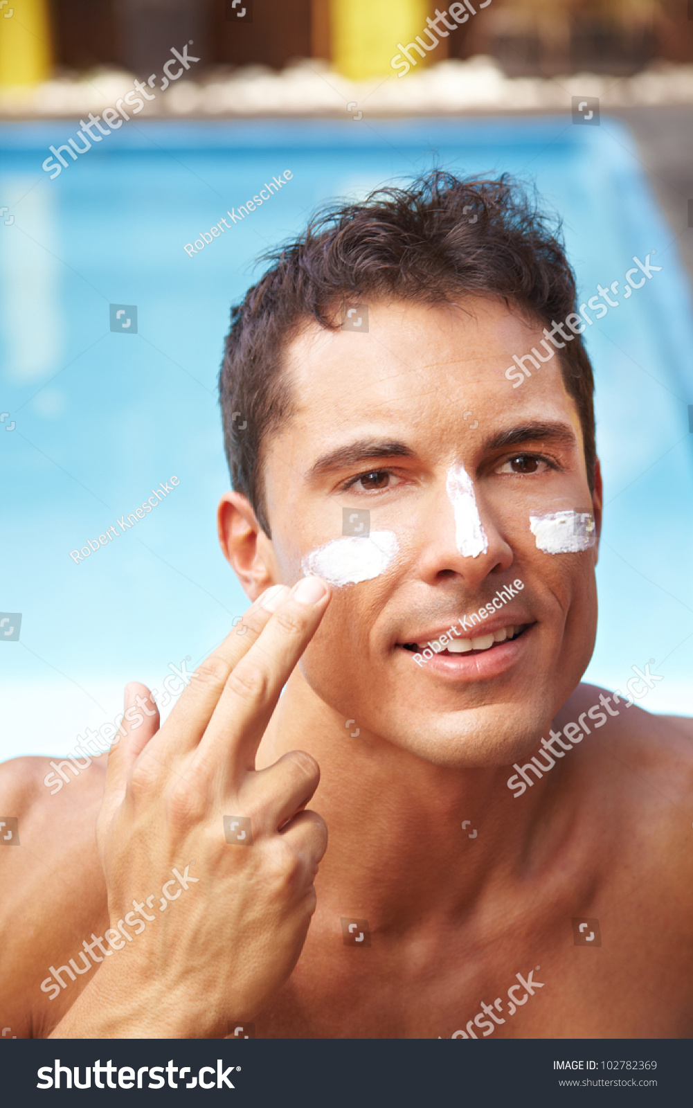 how to apply sunscreen on face men