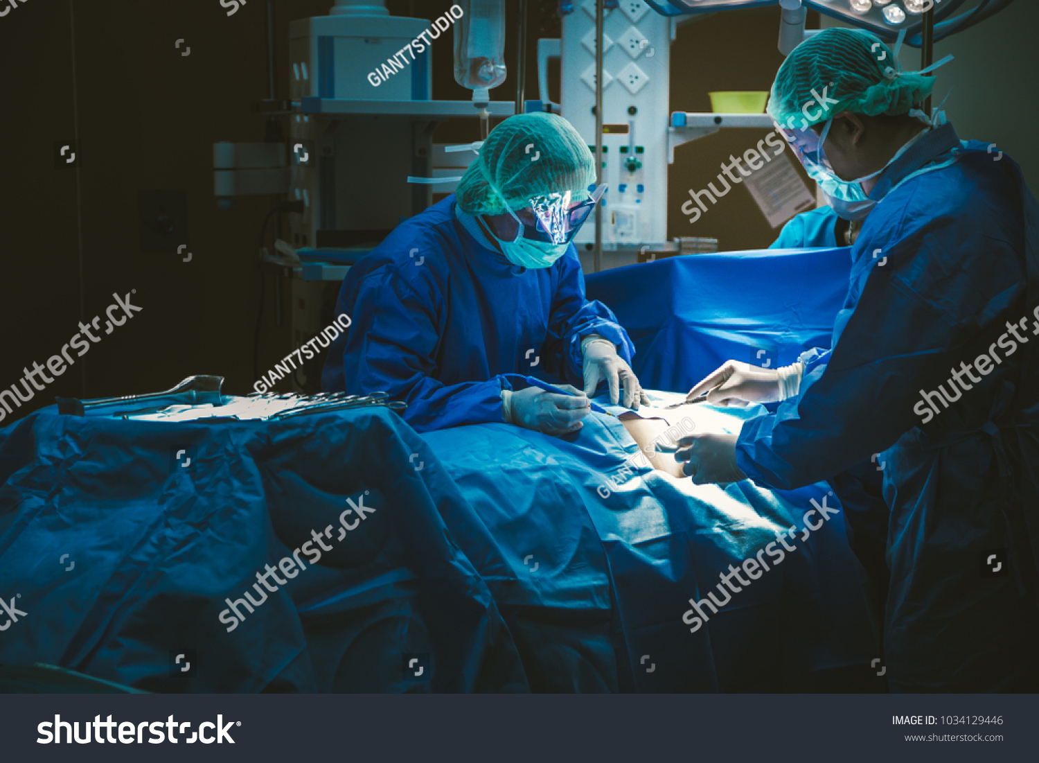 Женщина хирург в операционной