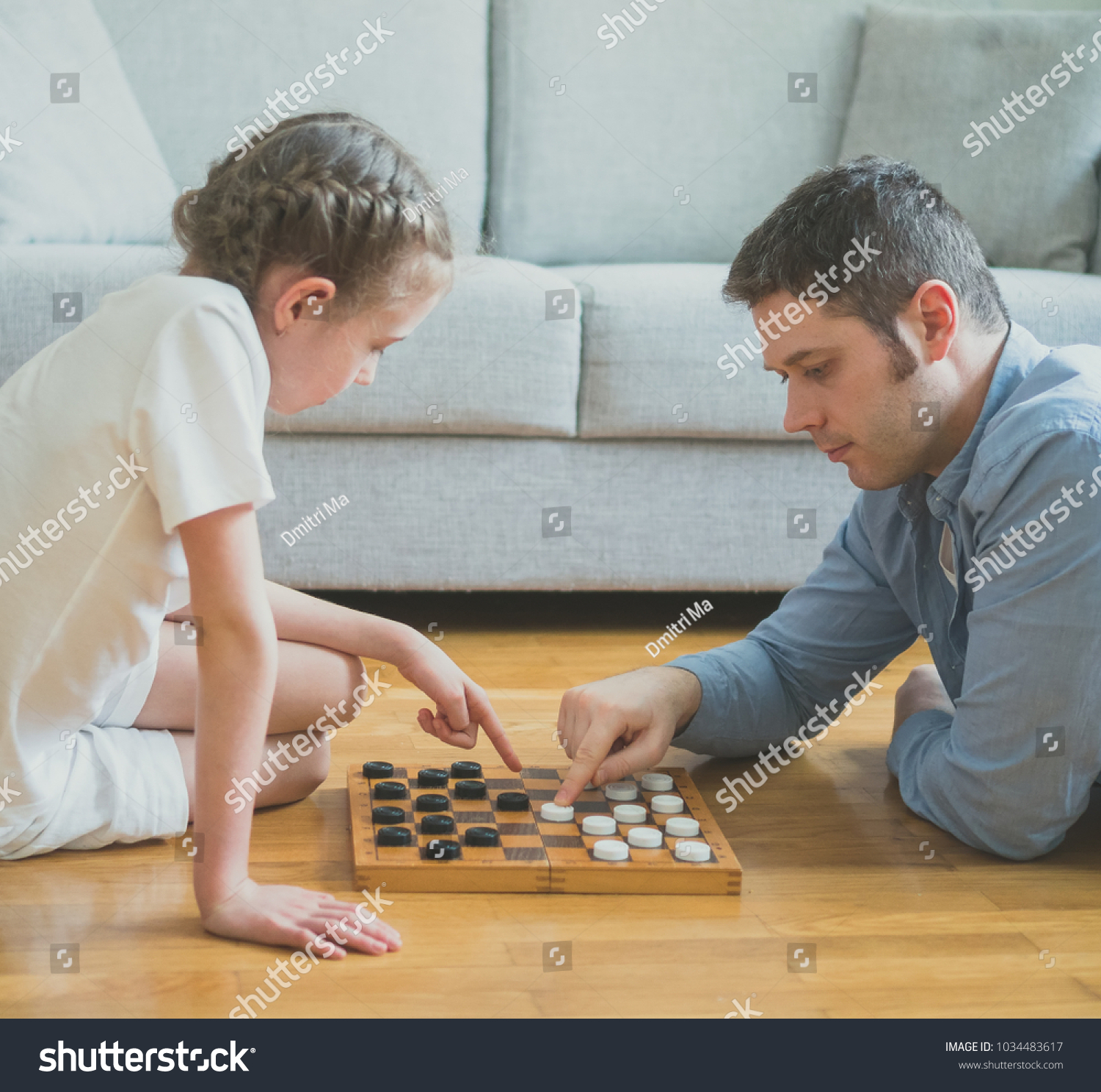 Игра на раздевание мальчик. Семья играет в настольные игры. Папа и дочь играют в шахматы. Семья играет в шахматы. Папа дома с дочкой играются в шашки.