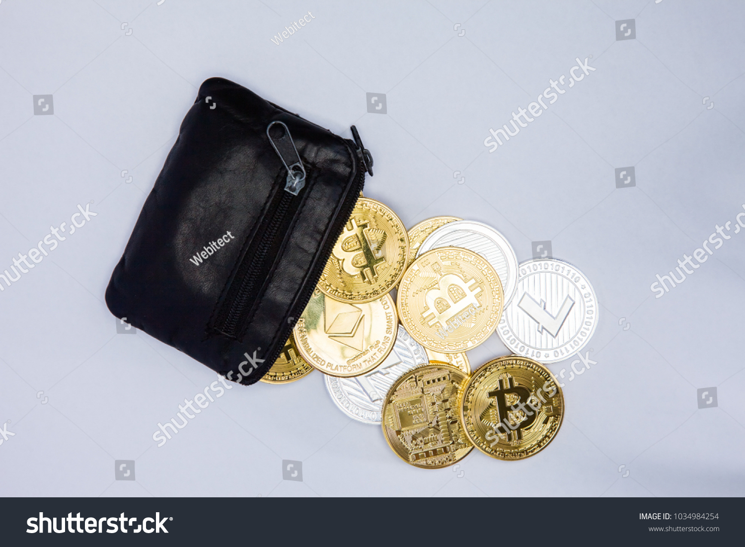 Hakuun Black Coin Purse Spilling Out Crypto liittyvä arkistovalokuva (muokk...