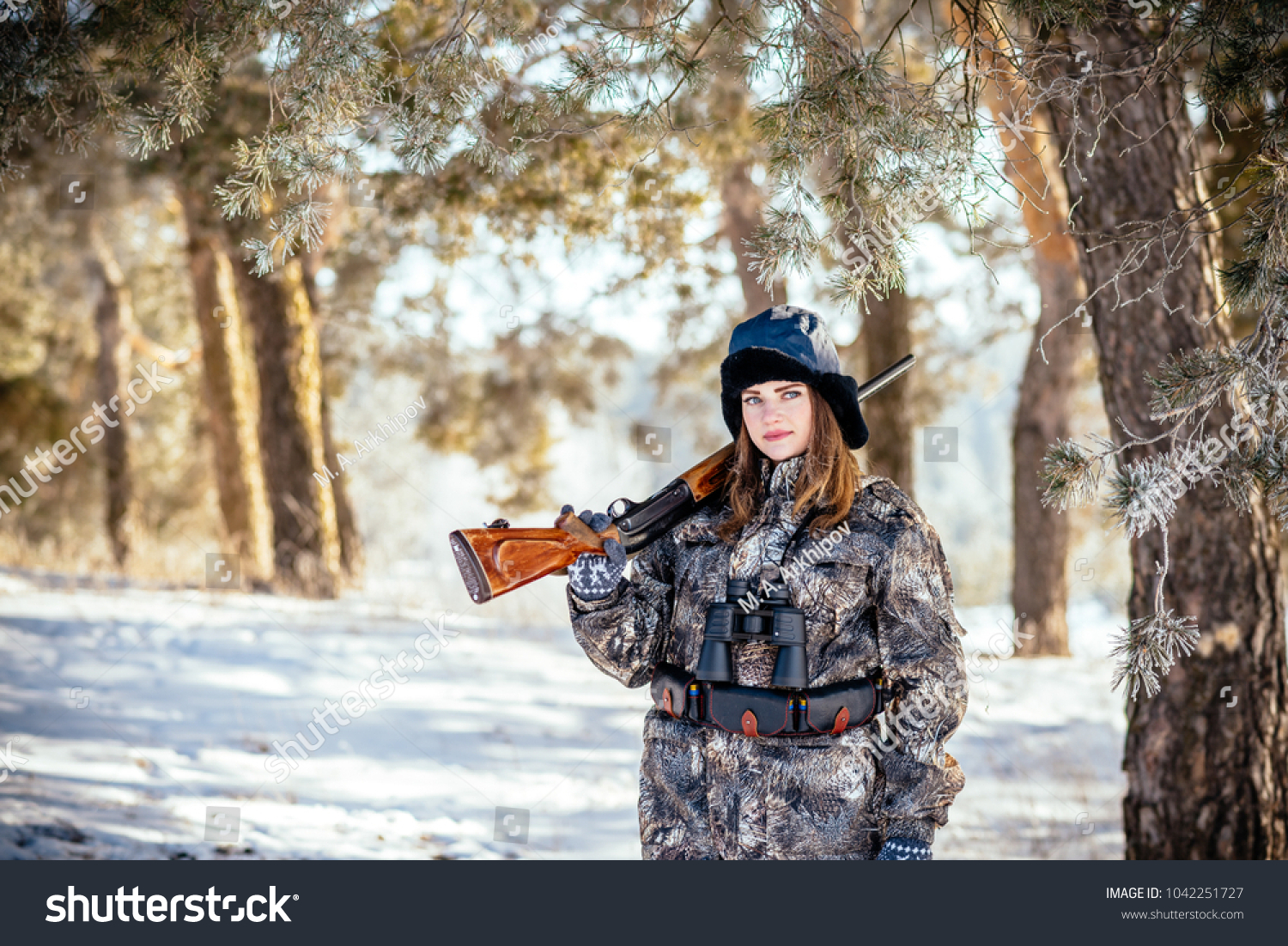 Female Hunter Camouflage Clothes Ready Hun Stock Photo 1042251727 ...