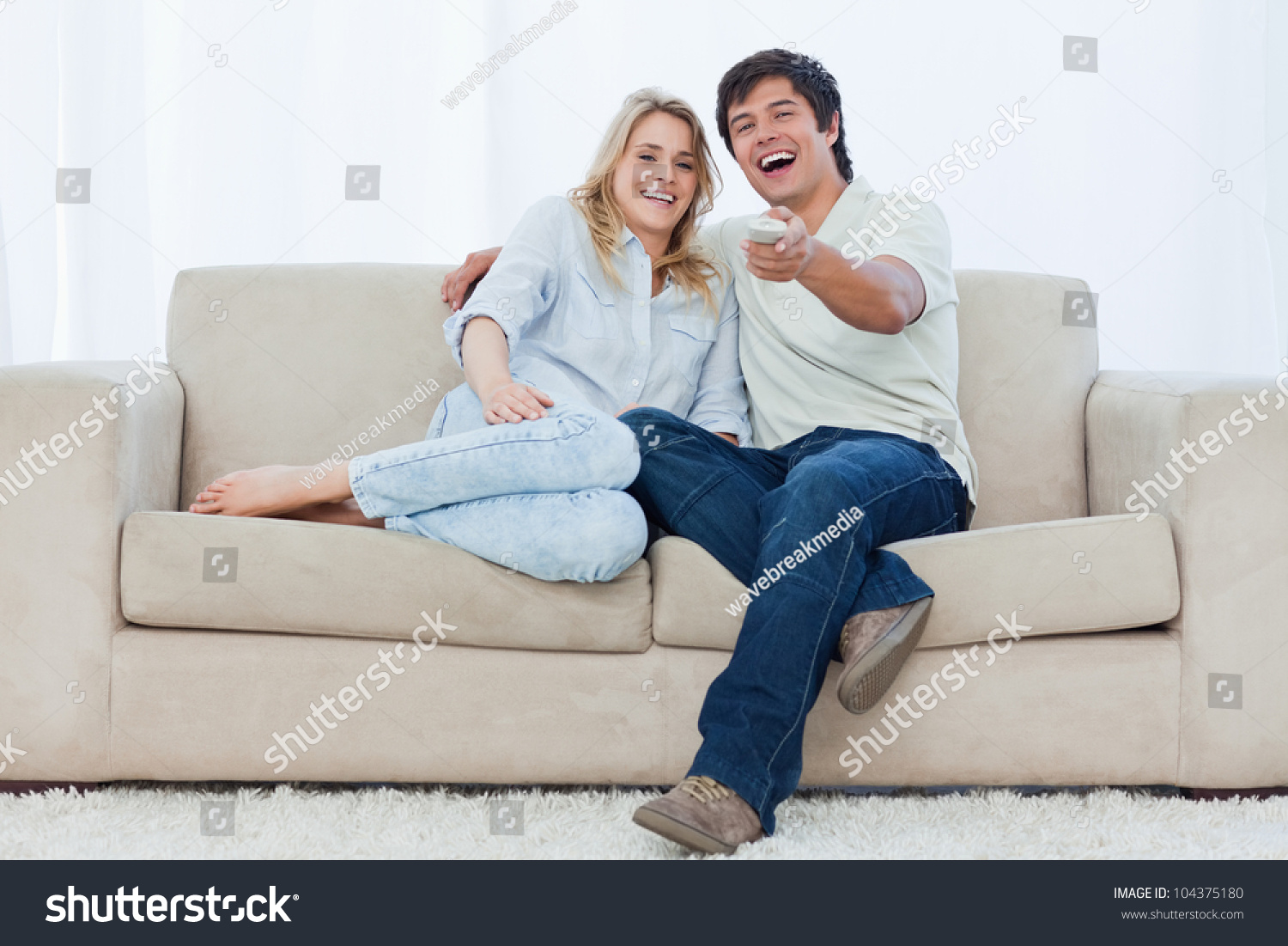 Мужчина и женщина на диване
