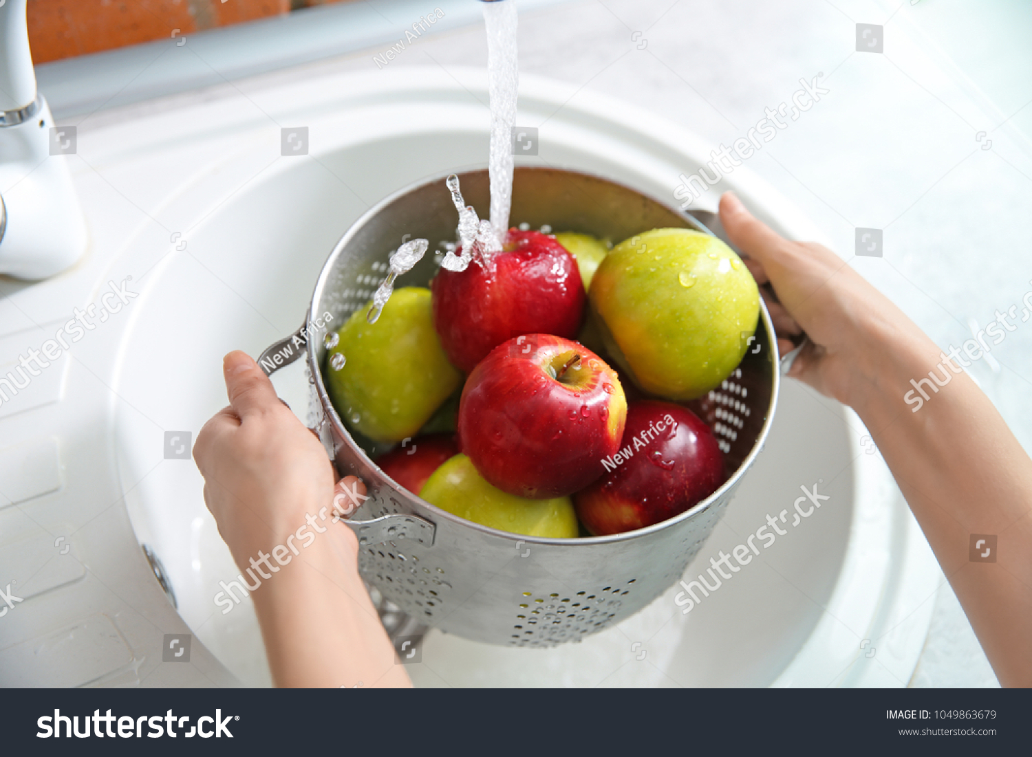 Правильно моем фрукты. Мытье фруктов. Вымыть фрукты. Мытые яблоки. Помыть яблоки.