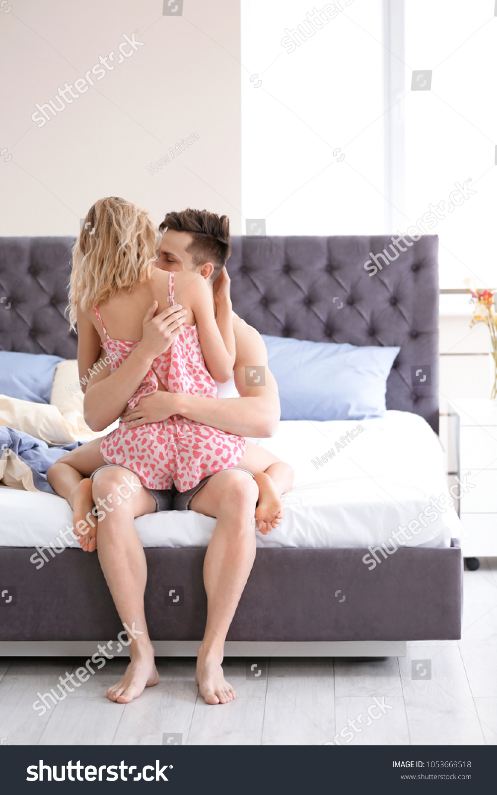 Молодая пара в постели