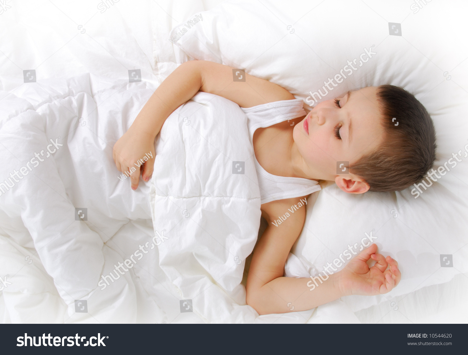 Ребенок стоит на кровати